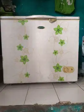 DijuaL freezer muraH meriah jual karna butuh duit Rp :1.400.000