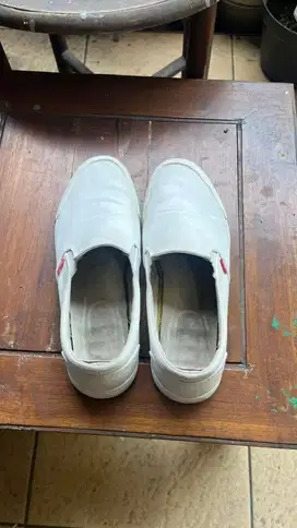 Sepatu Kanvas Slip On