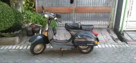 Vespa Klasik Super Tahun 1981 tipe P 150 X Warna Biru Malam