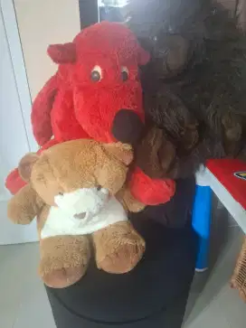 2 boneka ukuran sedang. 1 kecil
