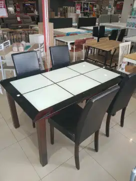 Dijual cepat meja makan set tempredglass