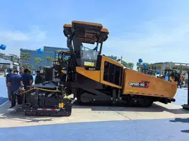 Asphalt paver finisher