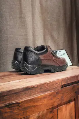 Agen sepatu safety jogger untuk Kulit Kebomas