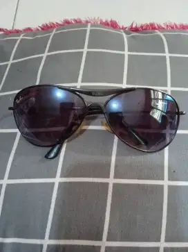 Kacamata hitam merek Rai Ban