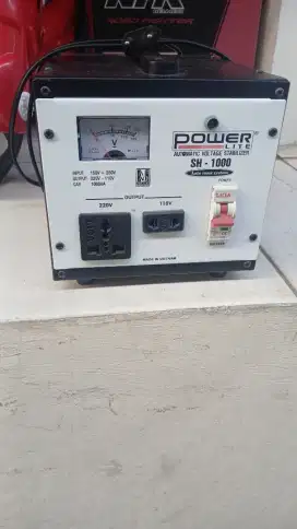 Stabilizer listrik merk Krisbrow kapasitas 1000watt