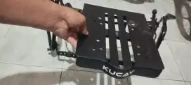 Jual breket motor pcx dan box belakang dan samping di jual cepat aja.