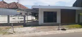 Di Sewakan/jual rumah strategis, pinggir jalan raya dan jalan lingkar