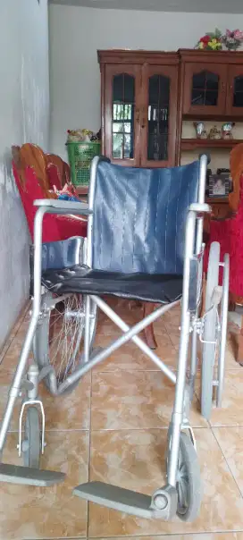Kursi roda bekas kondisi masih bagus baru sebentar dipakai