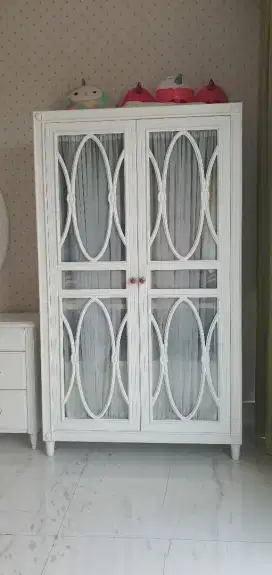 Lemari baju kayu jati putih doff pintu kaca