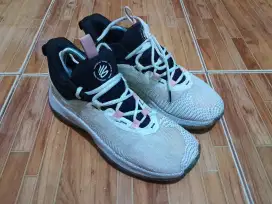 Sepatu Under Armour ukuran 42