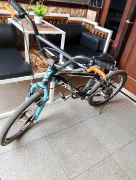 Sepeda BMX ukuran 20