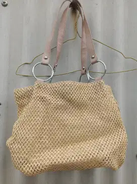 Tas jinjing anyaman (tote bag) wanita bergaya kasual atau pantai
