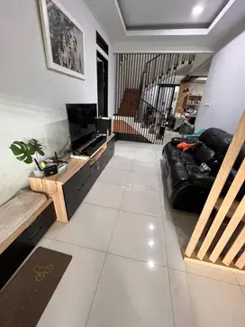 Rumah Taman holis indah Bagus Full Furnished Dijual Siap Huni
