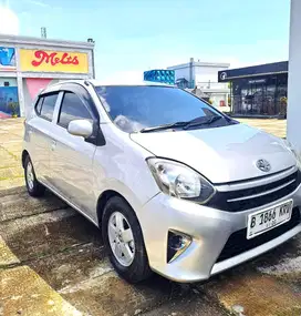 JUAL CEPAT BUTUH UANG:TOYOTA AGYA AUTOMATIC 2015 SIVER BAGUS SPT BARU