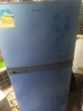 Di jual kulkas 2 pintu Sharp normal sekali