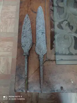 Sepasang tombak kabudhan