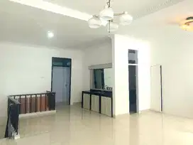 RUMAH GREEN VILLE 2.5 LANTAI BARU RENOVASI DENGAN LOKASI PREMIUM