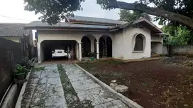 Dijual rumah tua sangat strategis di jalan sirsak jagakarsa