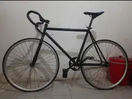 Sepeda fixie hitam