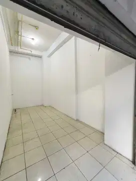 Kios Apartemen Green Bay Pluit Sudah di Cat Ulang Siap Lgsg Usaha