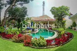 Villa Lima Kamar Tidur Dengan Taman Yang Luas Di Sanur