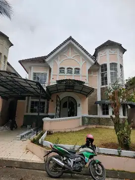 dikontrakkan rumah halaman luas di sentul city