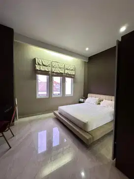 Jual Rumah Puri Indah, 3,5 Lantai, Nego Sampai Deal
