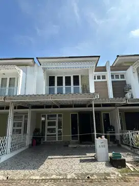DISEWAKAN RUMAH 2 LANTAI SIAP HUNI DALAM KOMPLEK GREEN RESORT