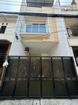 Disewakan rumah 3 lt di full furniture di Kebon jeruk lt 50 m2, lb 120