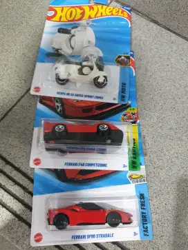 Mainan hotwheels mobil ferrari dan vespa