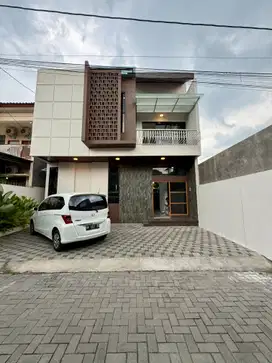 RUMAH MEWAH 2 LANTAI ISTIMEWA DI JALAN PALAGAN DEKAT HOTEL HYATT