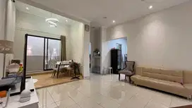 Rumah 5 Kamar Ada 2 Master Bedroom di Springs Gading Serpong