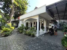 Jual  Rumah Nyaman Siap Huni dengan Tanah Luas 351m2 di Jl. Cipto