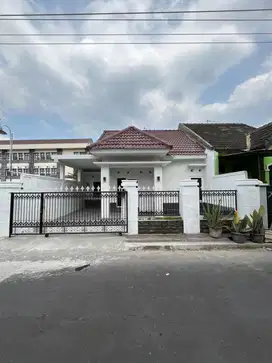 STRATEGIS TEPI JALAN ASPAL DI WEDOMARTANI DEKAT KAMPUS BUDI MULIA