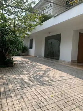 Disewakan Rumah Fully Furnished di Menteng