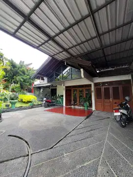 Rumah 2 Lantai Tepi jalan Utama Area Umbulharjo Dekat XT SQUARE