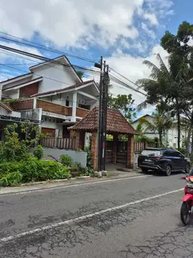 Rumah 2 Lantai tepi jalan utama Area jl. Kaliurang Dekat Kampus UII