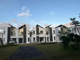 RUMAH MEWAH 2 LANTAI DEKAT KANTOR WALIKOTA