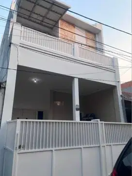 Rumah 2 lantai di jual murah lokasi di rungkut mapan kec. Rungkut