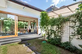 Rumah yang Terang dan Lapang dengan Taman di Sanur