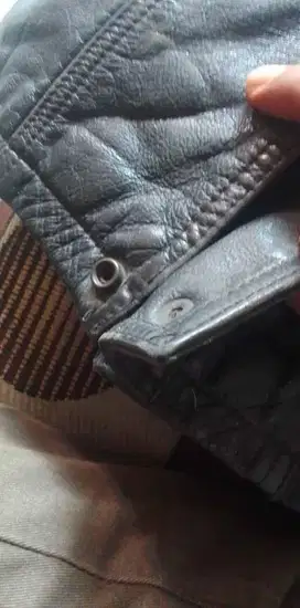 Jaket kulit bekas masih layak