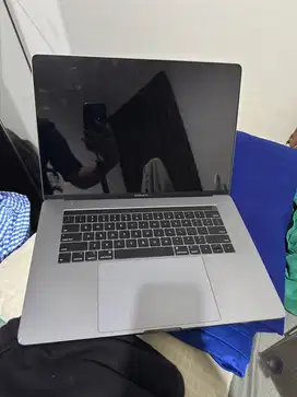 Apple macbook pro 2018 15” intel i7 16/256