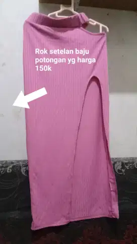 potongan atasan dan rok panjang