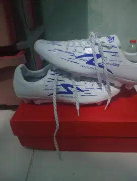 Jual sepatu bola light speed rebron UK 39
