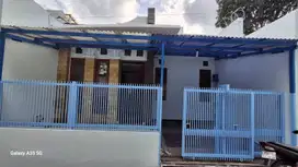 Di sewakan rumah di sari asih gg sarimanah blok xiii.