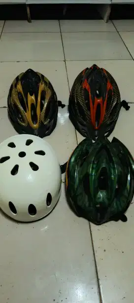 Di jual helm sepeda ada 4 pcs