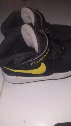Sepatu Nike anak uk 28