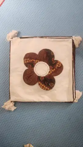 Sarung Bantal Bunga Motif Batik.