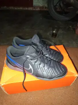 Sepatu futsal nike
