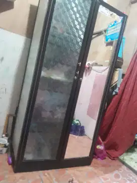 Di jual  lemari kaca baju masih bagus harga bsa ngo